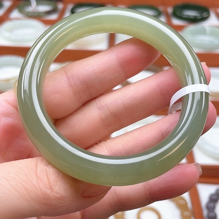 和田玉未镶嵌手镯