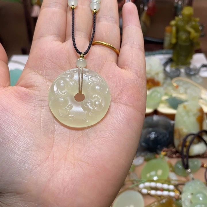 蛇纹石玉颈饰未镶嵌