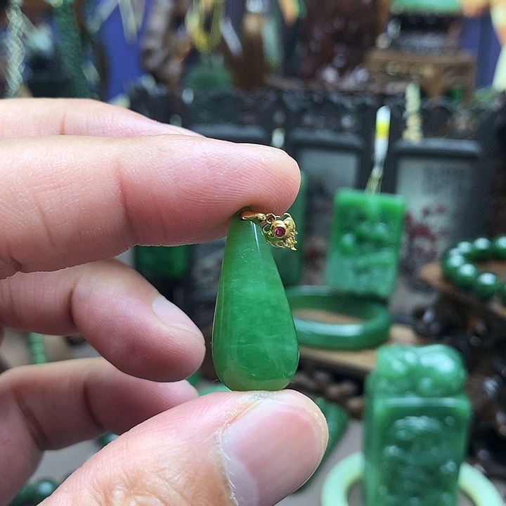 用***4和田玉（碧玉）18K金镶嵌颈饰