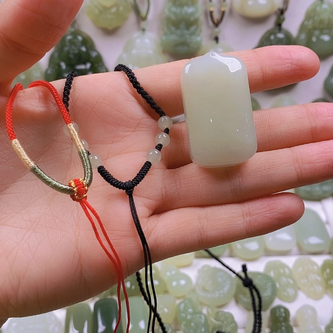 静***花和田玉未镶嵌颈饰