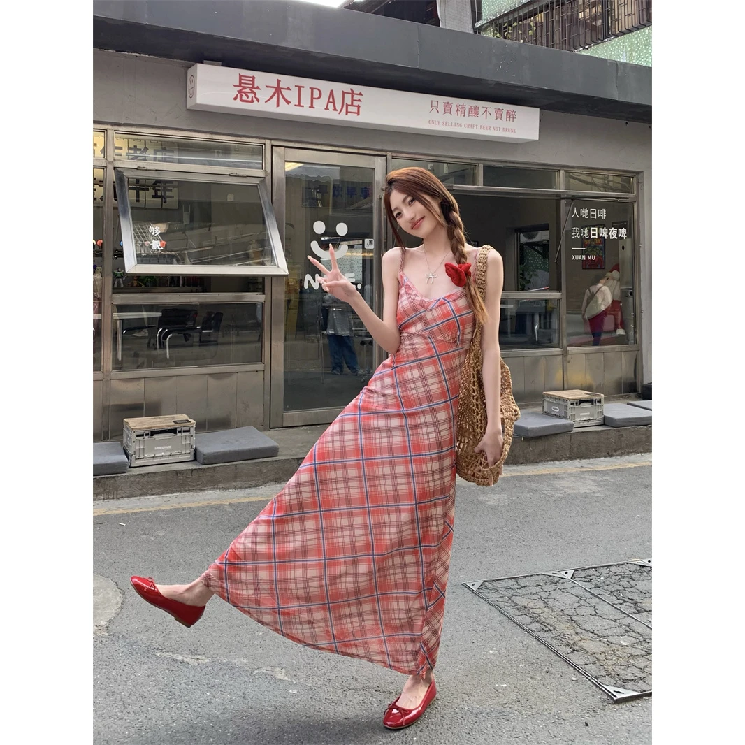 高级感气质格纹吊带裙女早春海边度假风红色收腰连衣裙包臀裙长裙