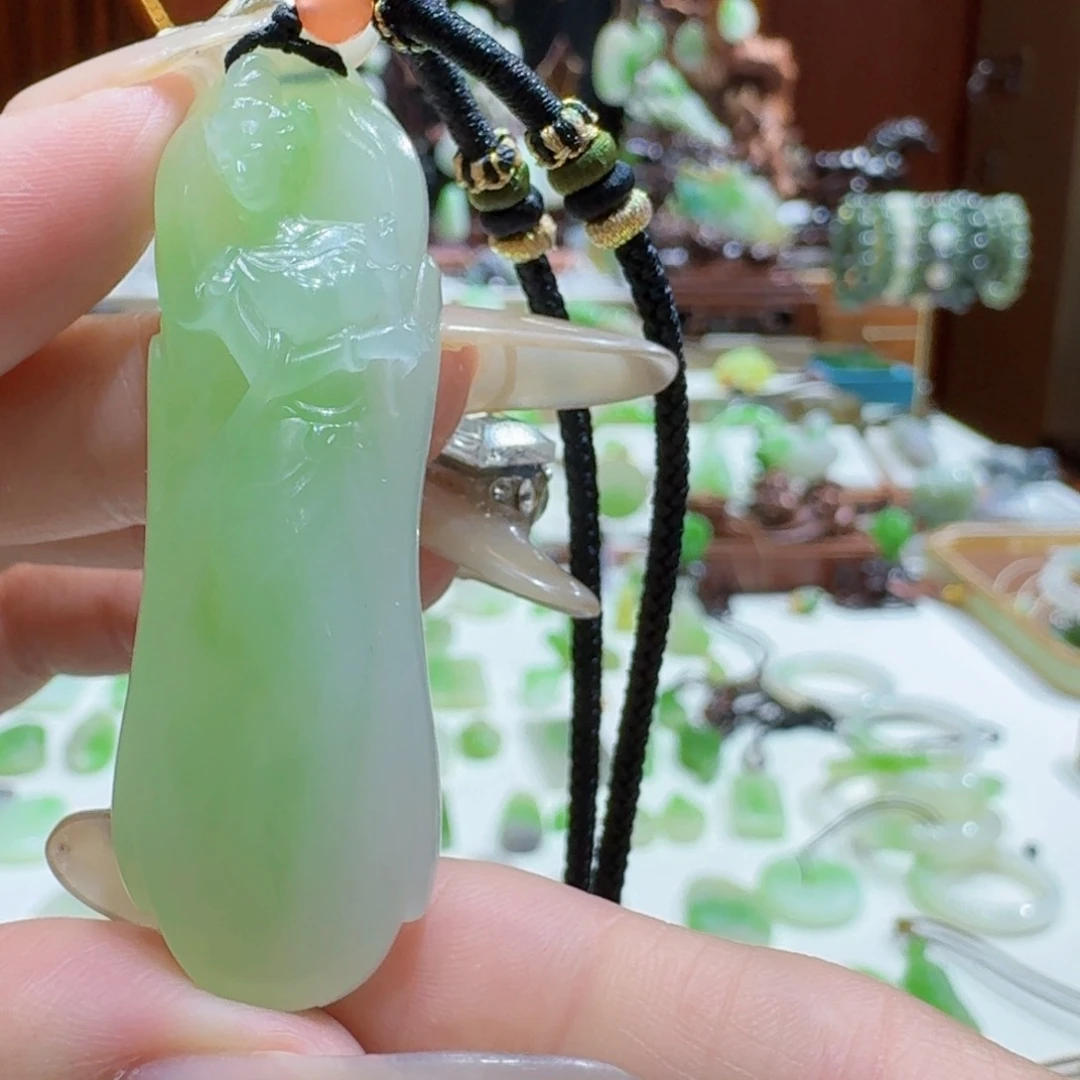和田玉（翠青玉）未镶嵌挂件翠青虞美人