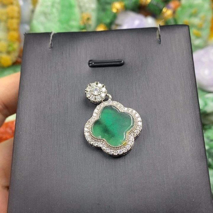 翡翠未镶嵌吊坠(赠链)