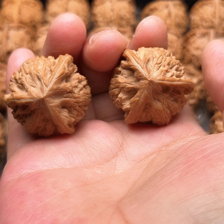 文玩核桃吊坠多****?The first