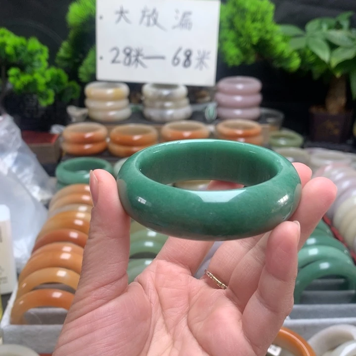 石英质玉（佘太翠）未镶嵌手镯57