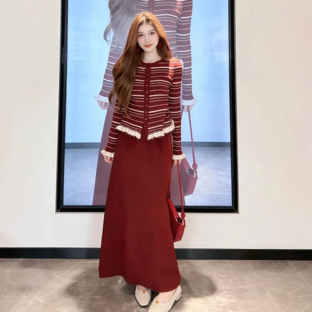 红色系穿搭一整套慵懒风松弛感条纹上衣半身裙两件套装裙2026冬季