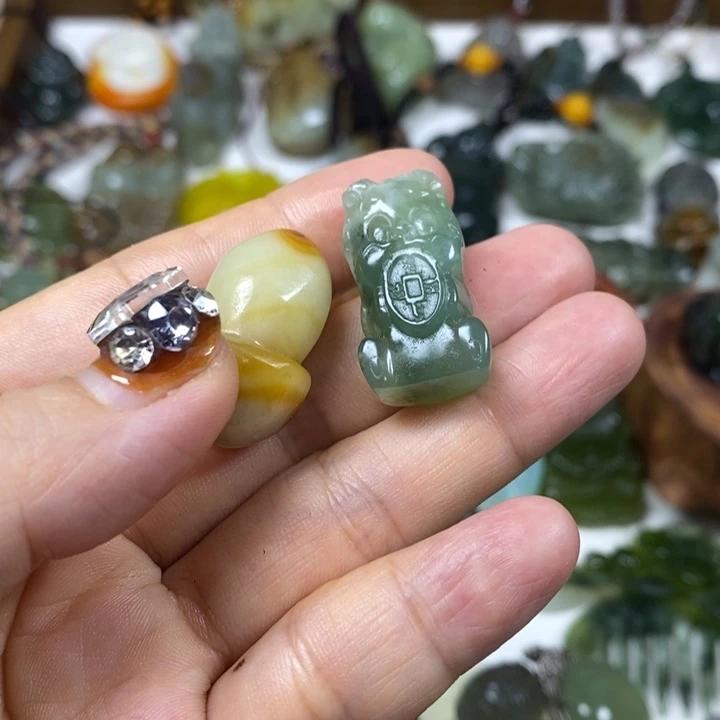 未镶嵌蛇纹石玉吊坠