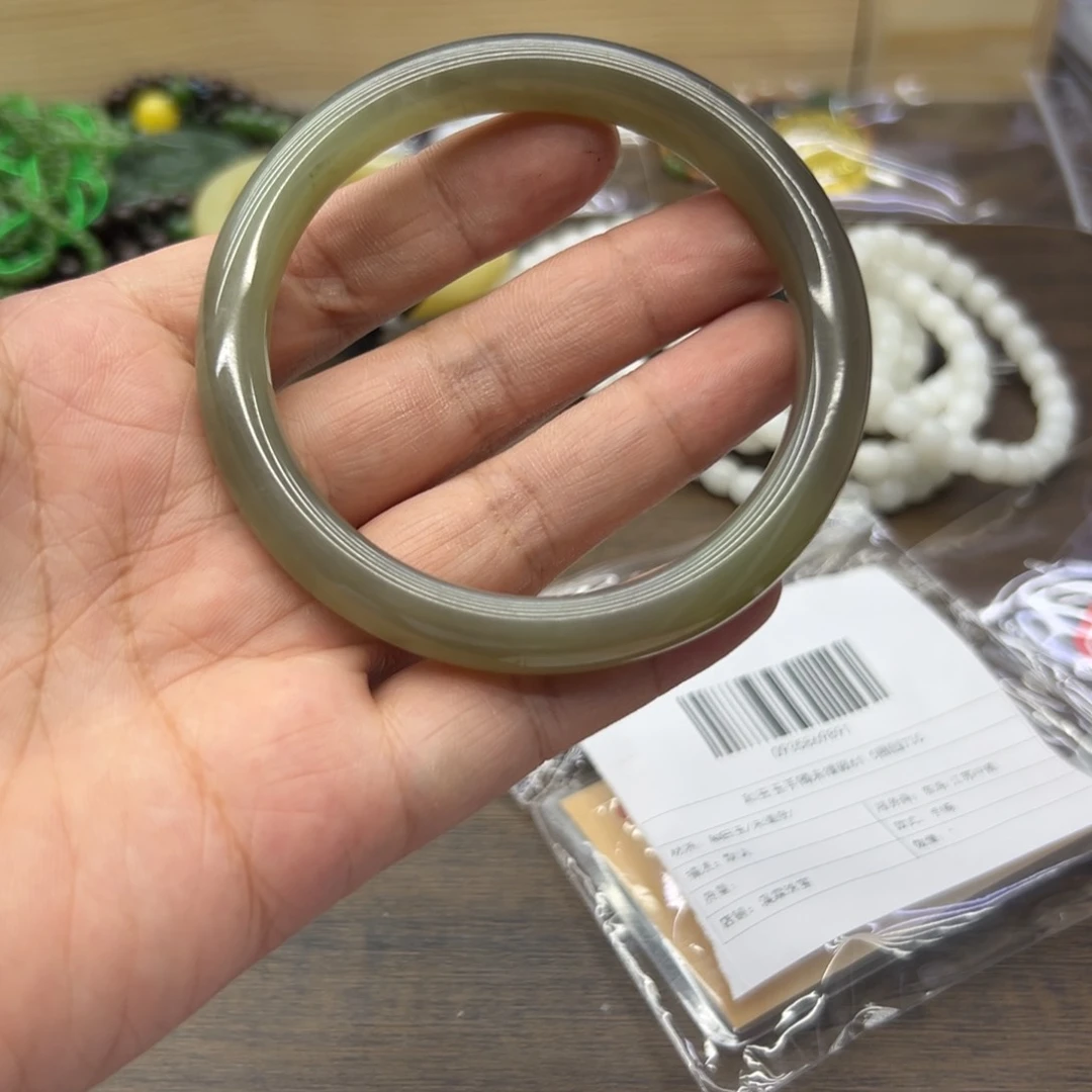 和田玉手镯未镶嵌布****计61.5圈围222微瑕