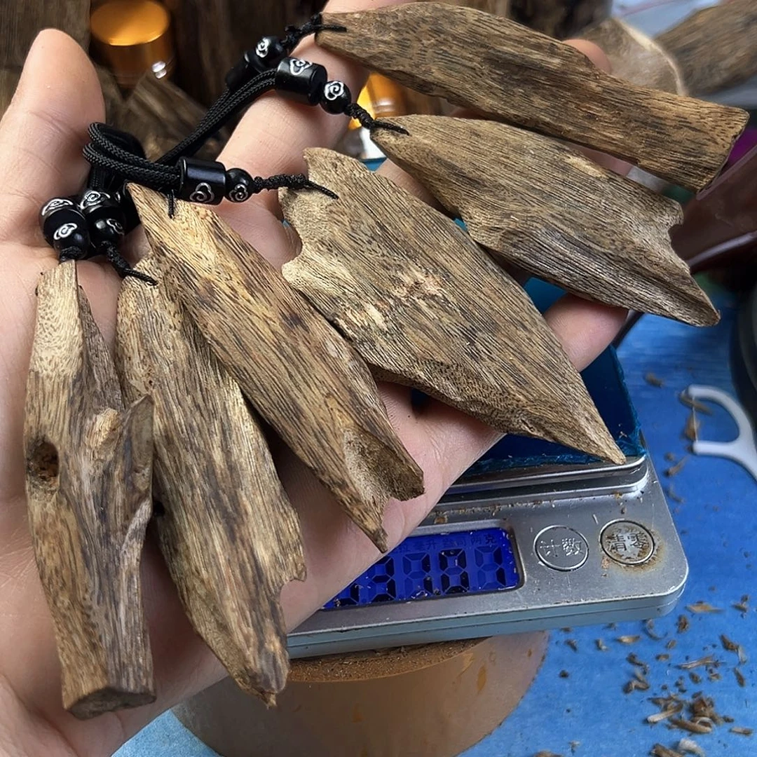 香料绿奇楠蓝宝石块料一个