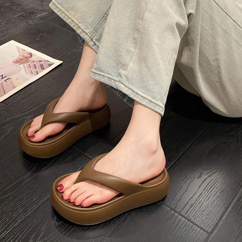 厚底人字拖女外穿夏季高跟2025新款海边沙滩凉鞋踩屎感夹脚拖鞋