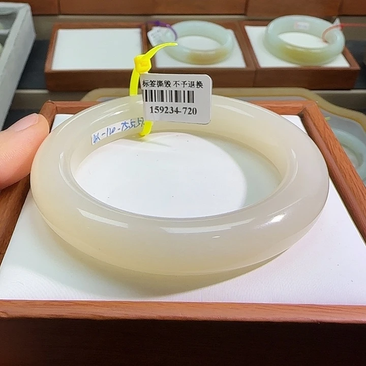 和田玉未镶嵌手镯冰粉