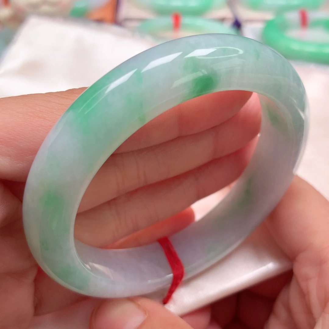 翡翠手镯未镶嵌阳绿飘花