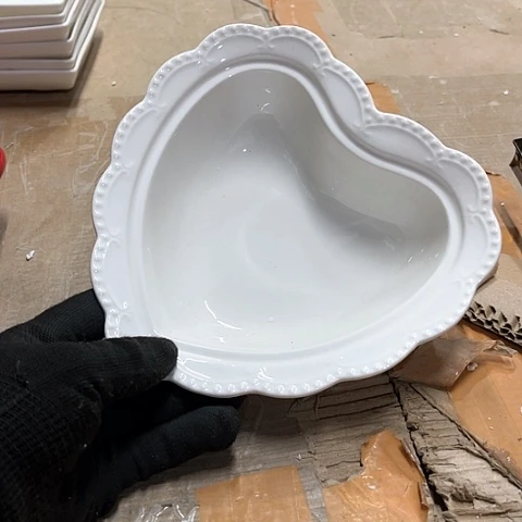 微瑕，不能明火，口径17，高度5，4个桃心白