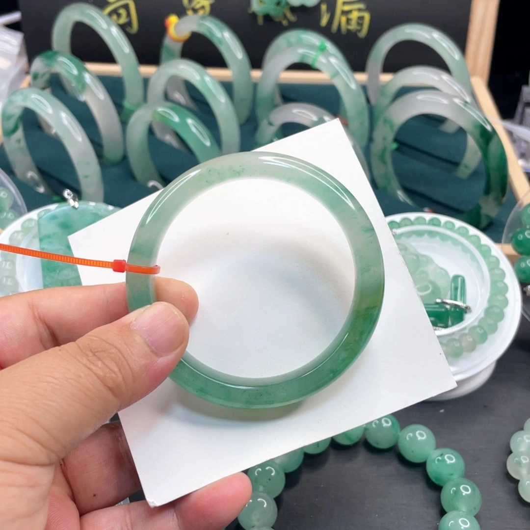 小***阮石英质玉未镶嵌手镯