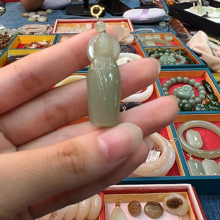 颈饰未镶嵌和田玉晴水立体观音