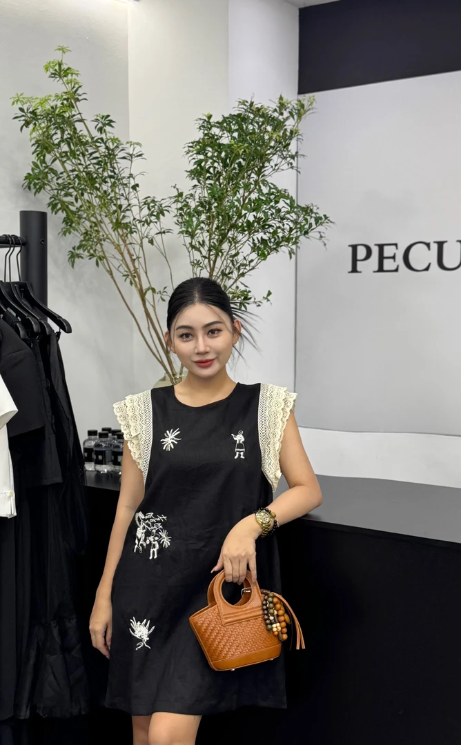 77215高级感蕾丝拼接无袖背心连衣裙女新款法式减龄中长款裙子