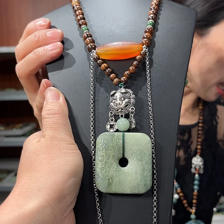 颈饰未镶嵌和田玉（糖玉）