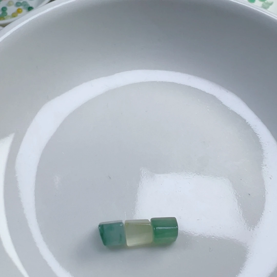 陈***陈翡翠散珠随行三个 打孔不退不换