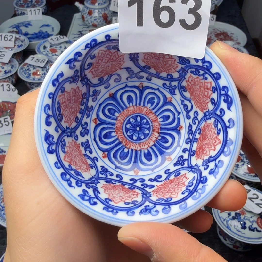 釉里红金刚莲满绘压手杯