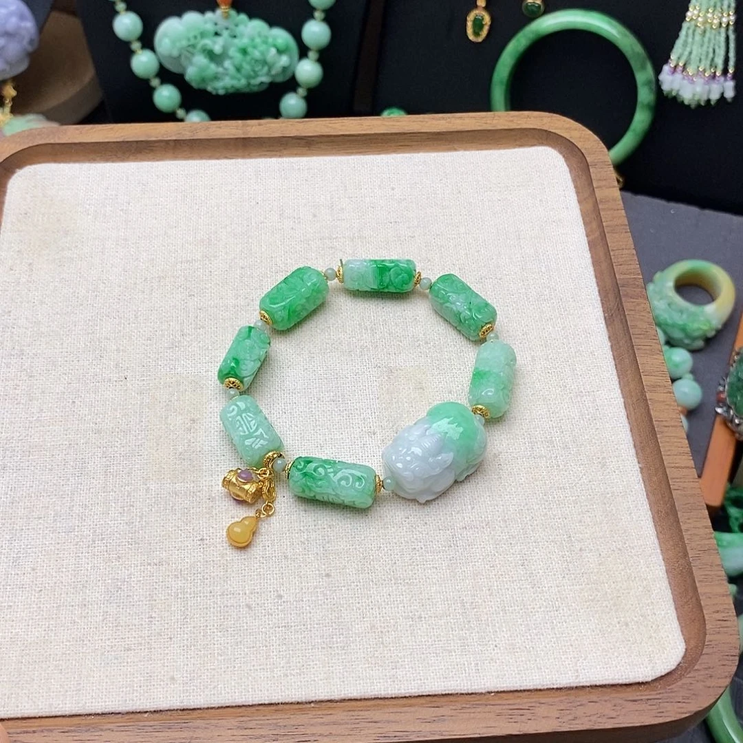 翡翠未镶嵌颈饰阳绿