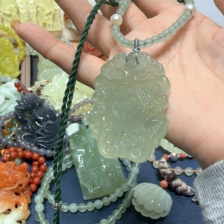 未镶嵌蛇纹石玉吊坠