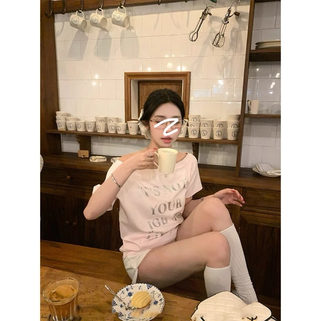 【现货+运费险】韩系气质休闲斜肩显瘦纯欲字母印花T恤减龄百搭上衣