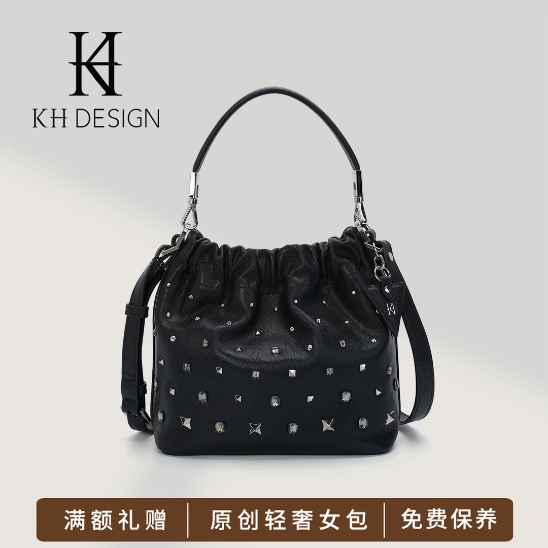 明治女包商场同款真皮铆钉水桶女包轻奢朋克手提包2025新款K2683