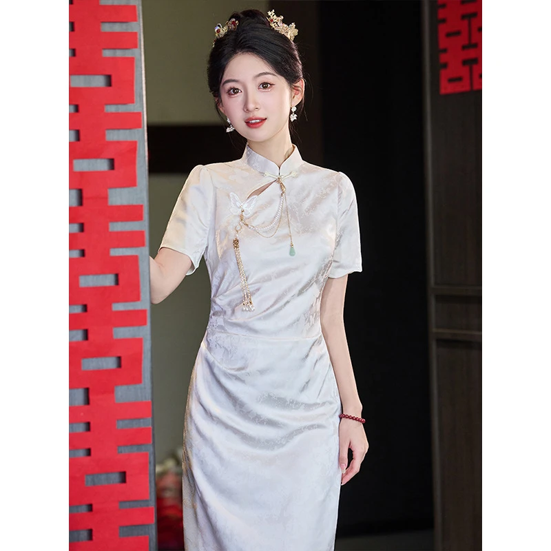 米白色气质款显瘦领证登记旗袍2025新款新中式改良年轻款新娘订婚