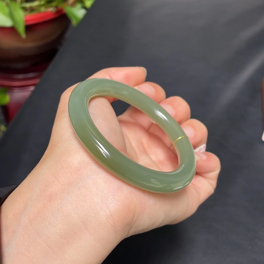 和田玉未镶嵌手镯-冰湖水圆条