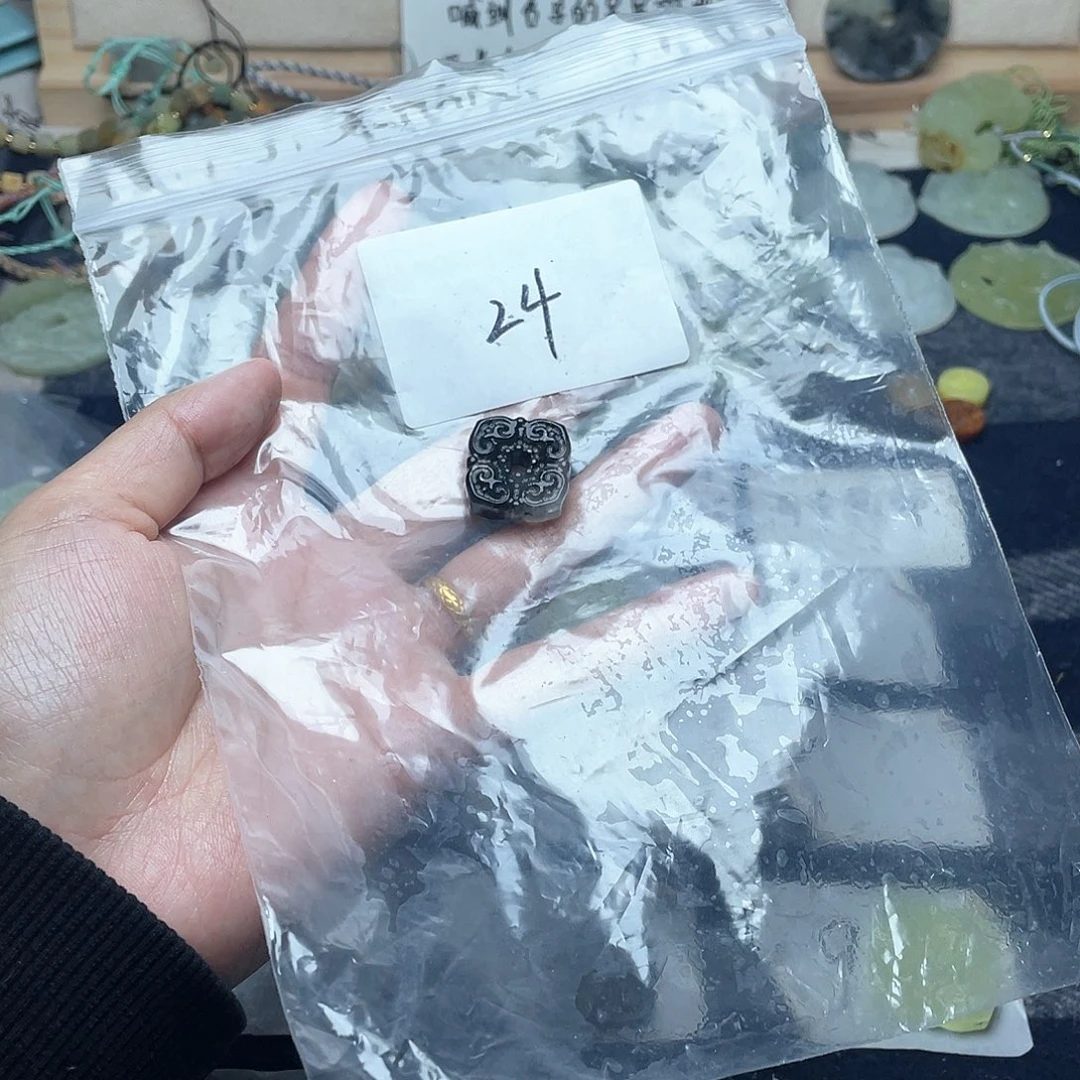 蛇纹石玉颈饰未镶嵌雏****版