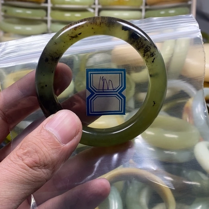 蛇纹石玉手镯未镶嵌I****钟