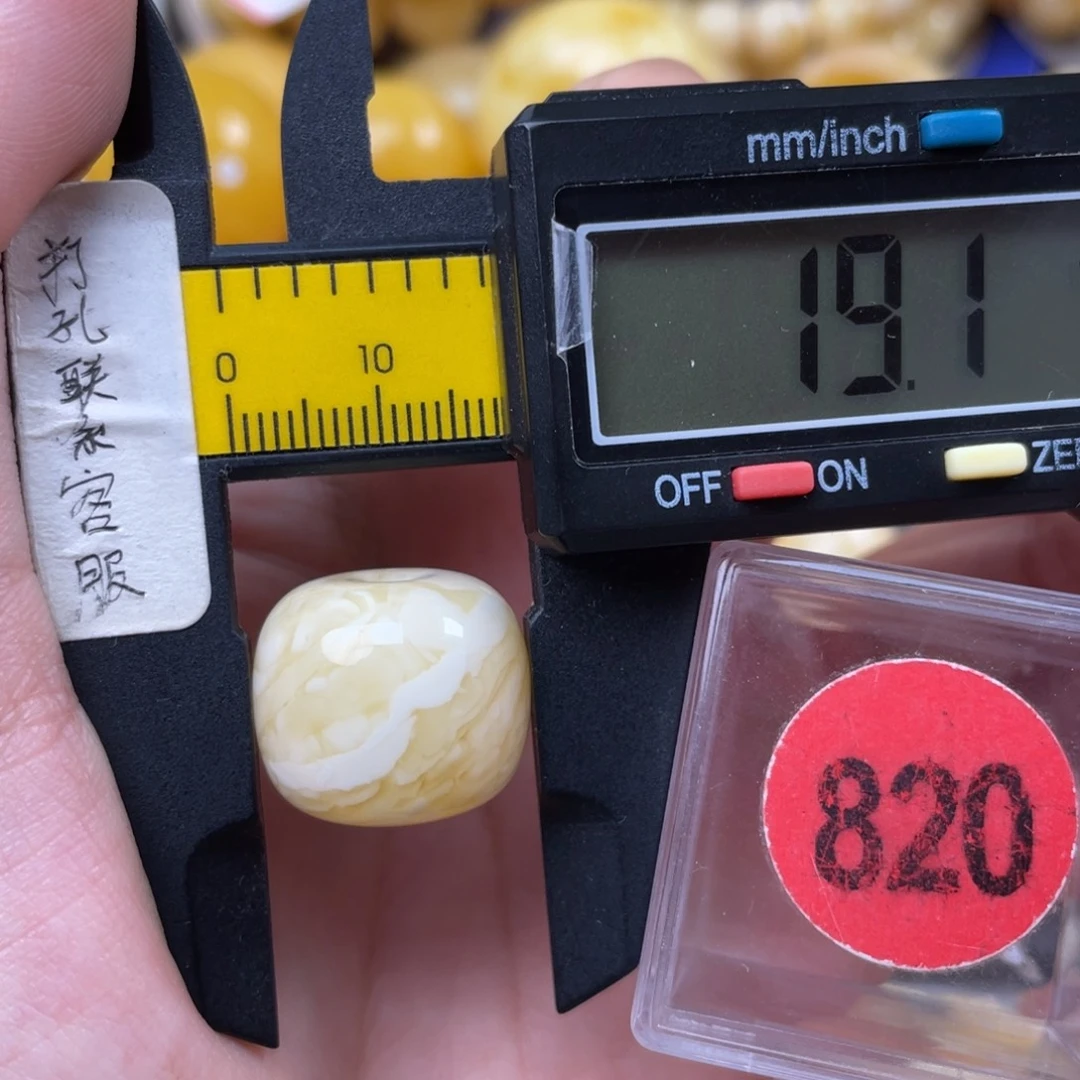 蜜蜡未镶嵌珠宝奇石