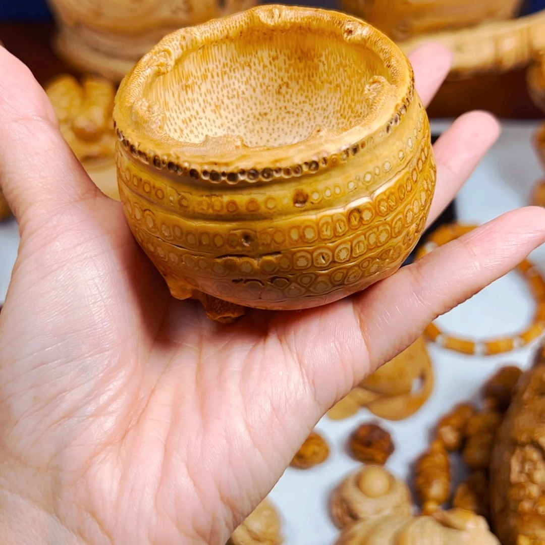 鲈***翁竹根雕竹雕行路。