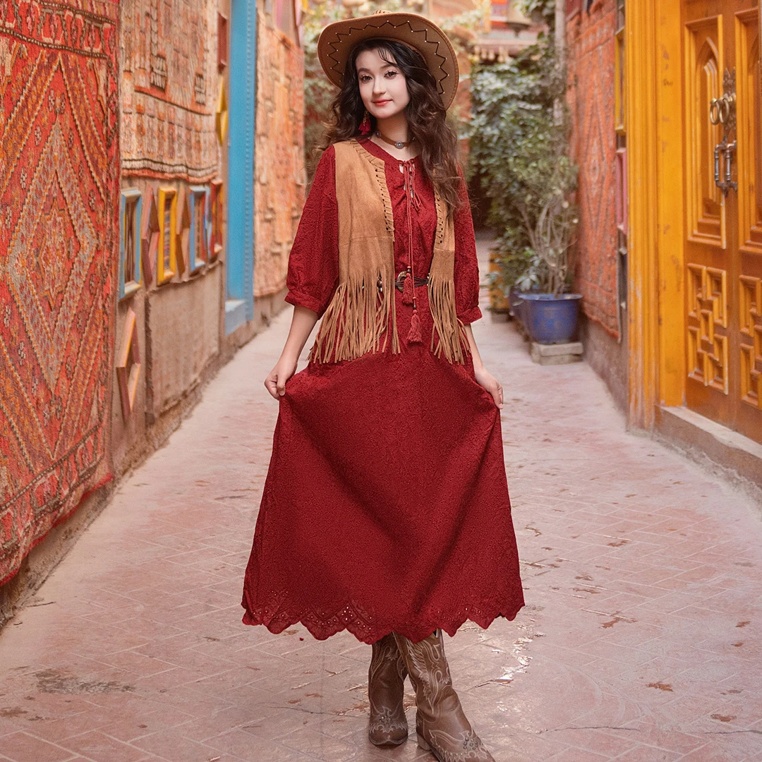 新疆喀什西北草原沙漠拍照连衣裙酒红色复古旅游度假风镂空长裙女