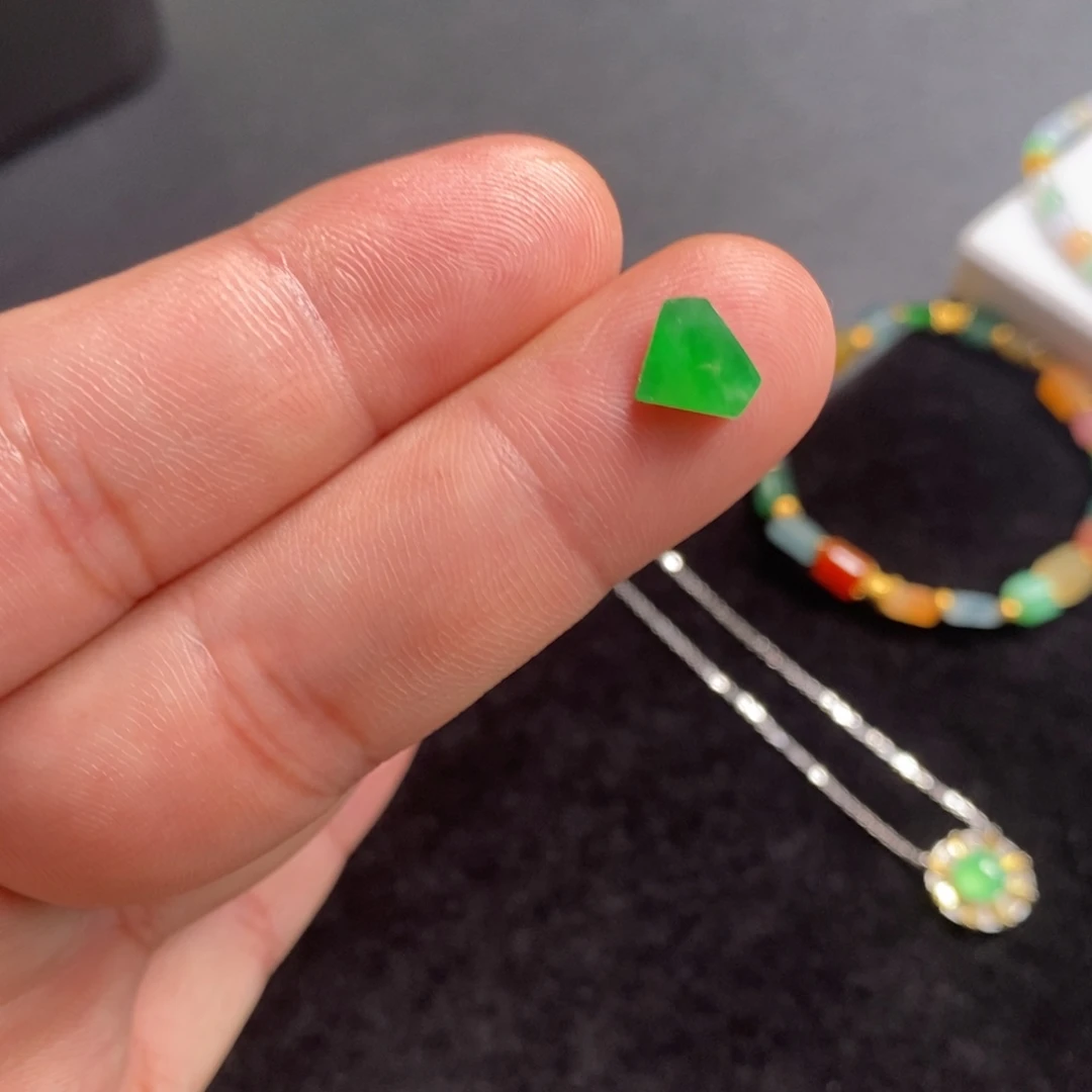 翡翠裸石正阳绿切割面