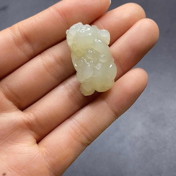 颈饰未镶嵌和田玉이**.