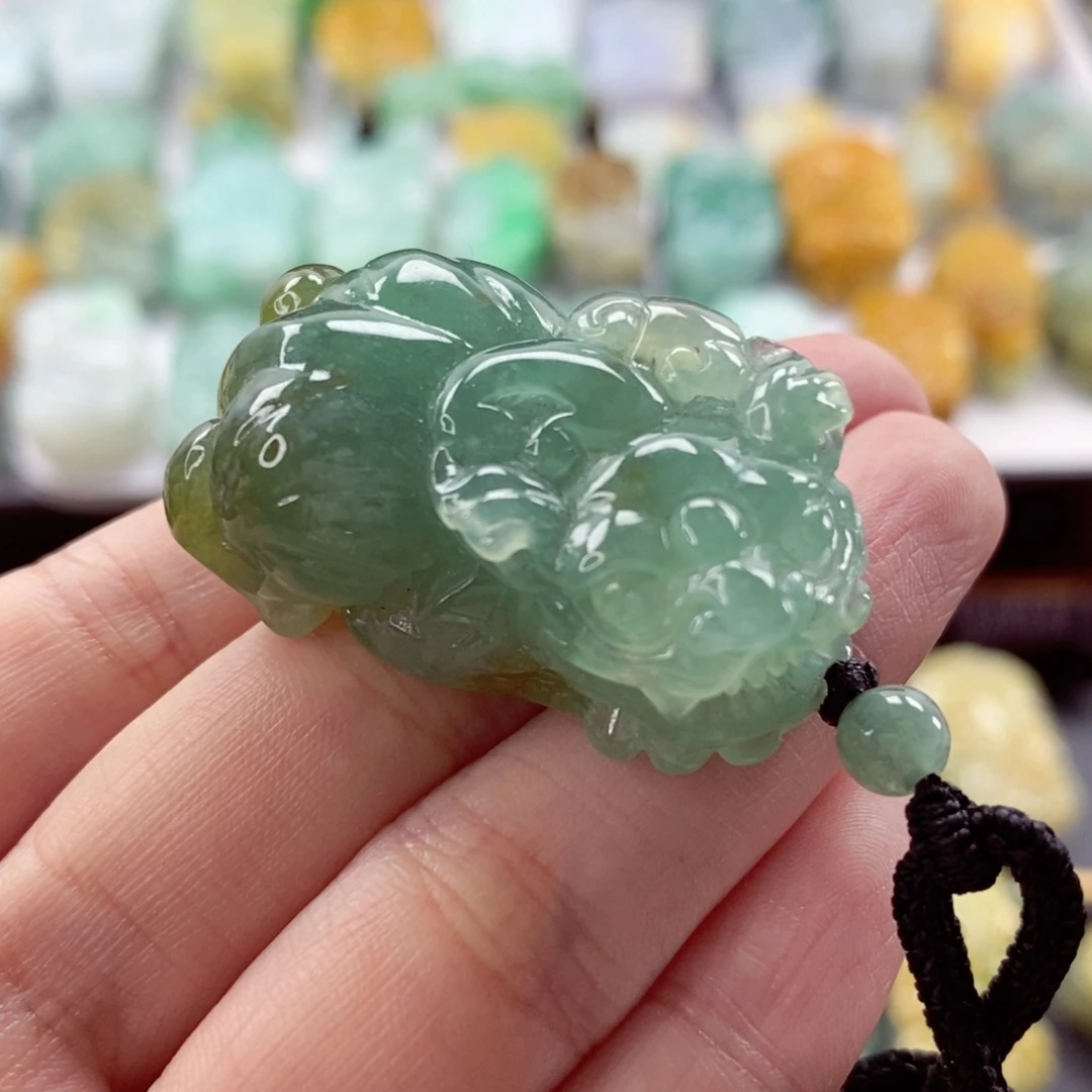 翡翠未镶嵌颈饰貔貅