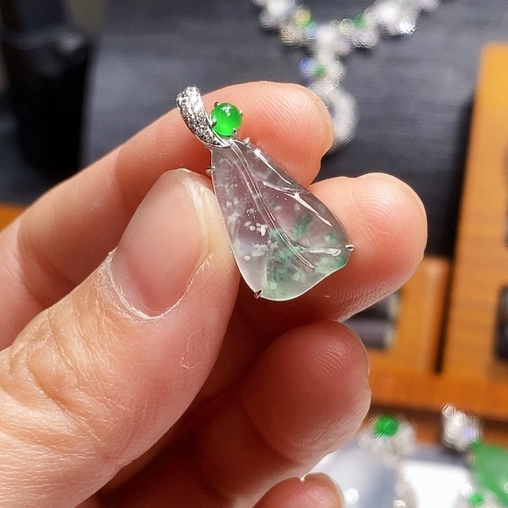 吊坠(不含链)18K金镶嵌翡翠