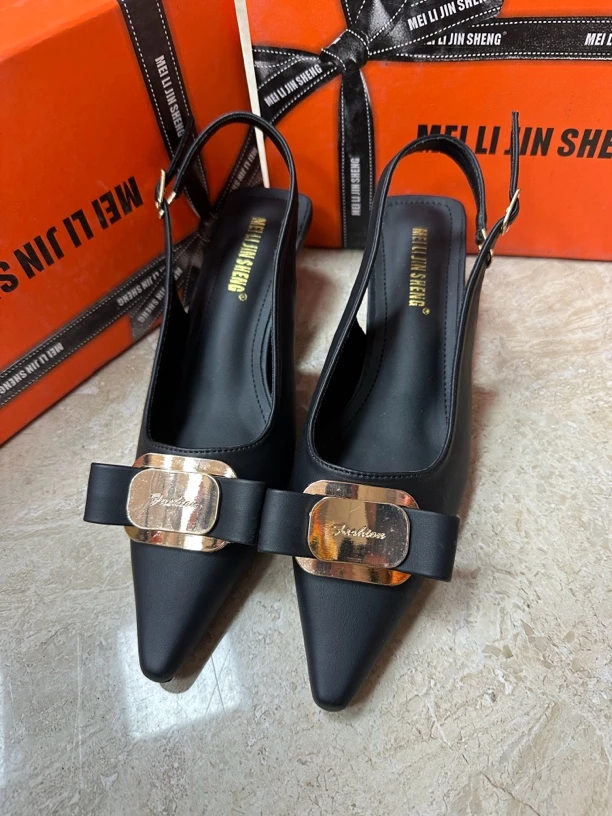 黑色尖头金属扣细跟单鞋7998-2