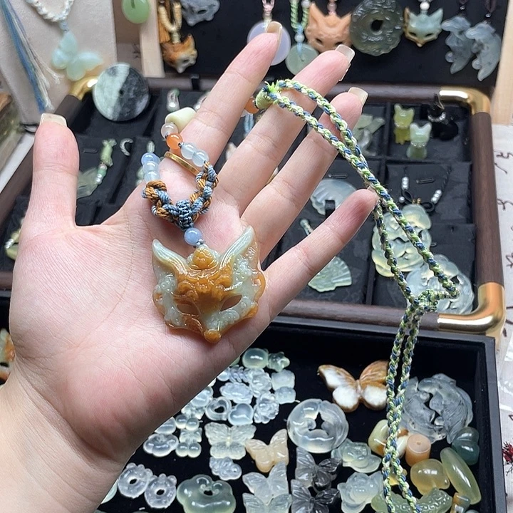 蛇纹石玉未镶嵌颈饰