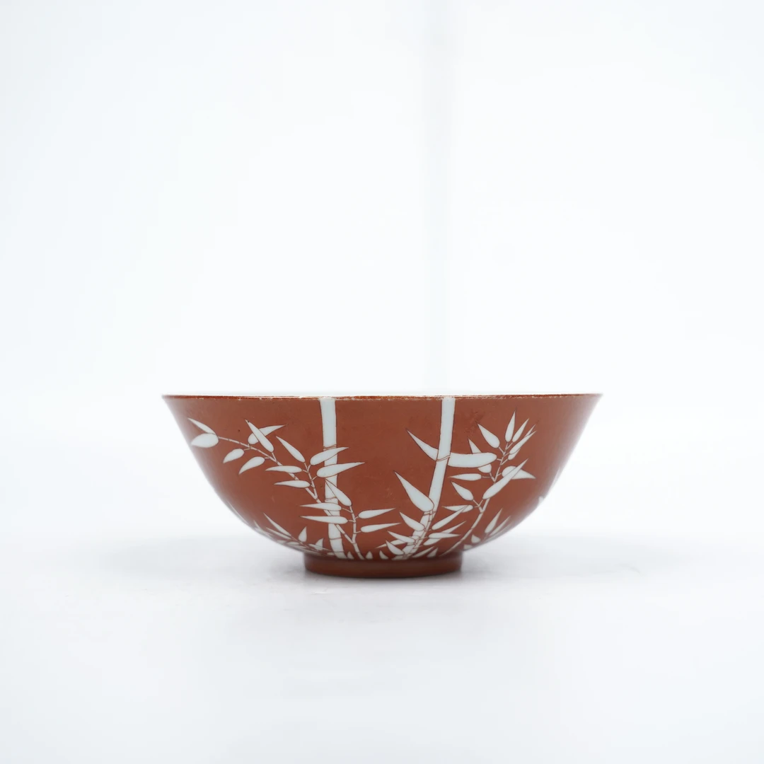 Lot032珊瑚红地留白竹纹碗