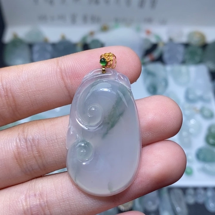 翡翠18K金镶嵌颈饰飘花如意