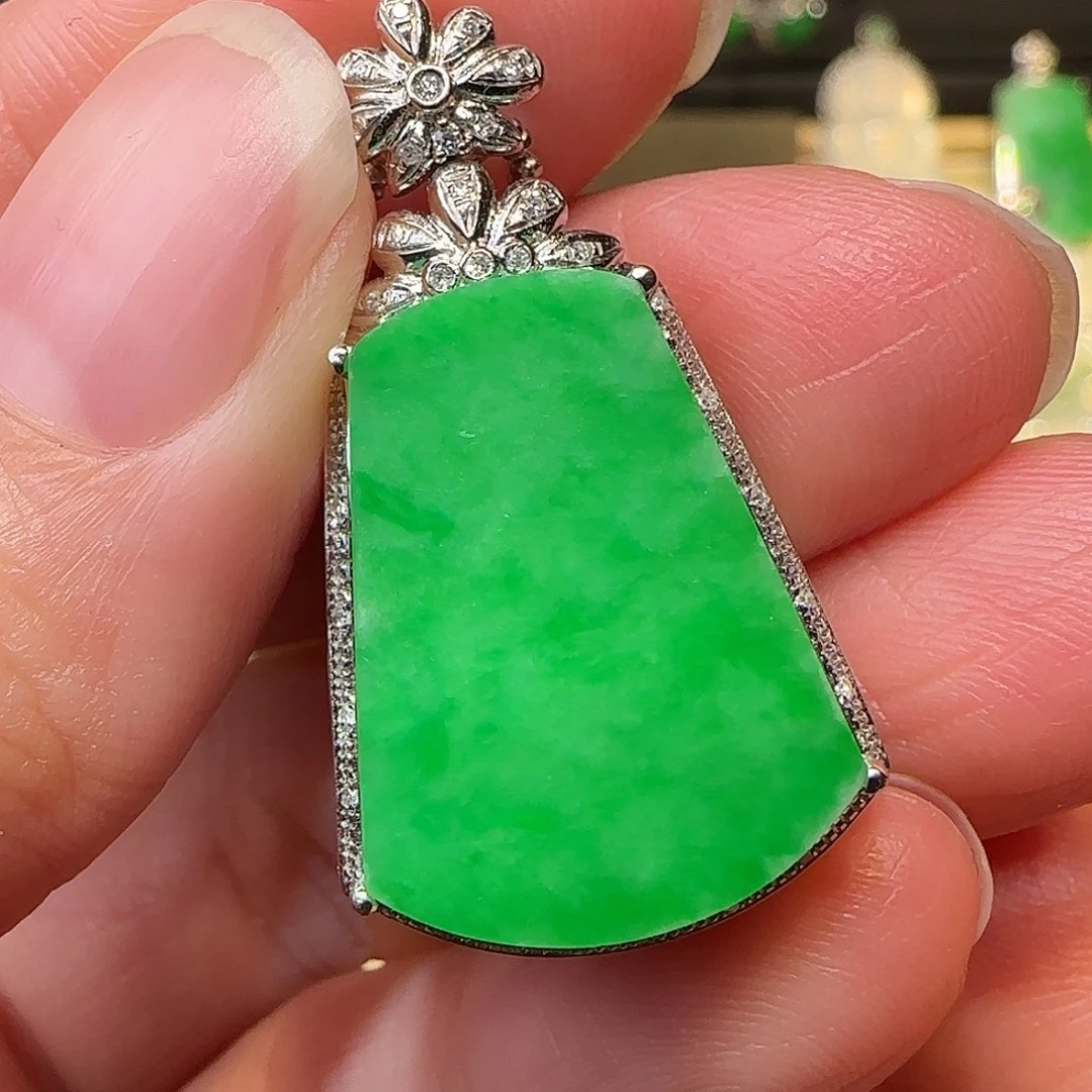 翡翠18K金镶嵌吊坠(赠链)