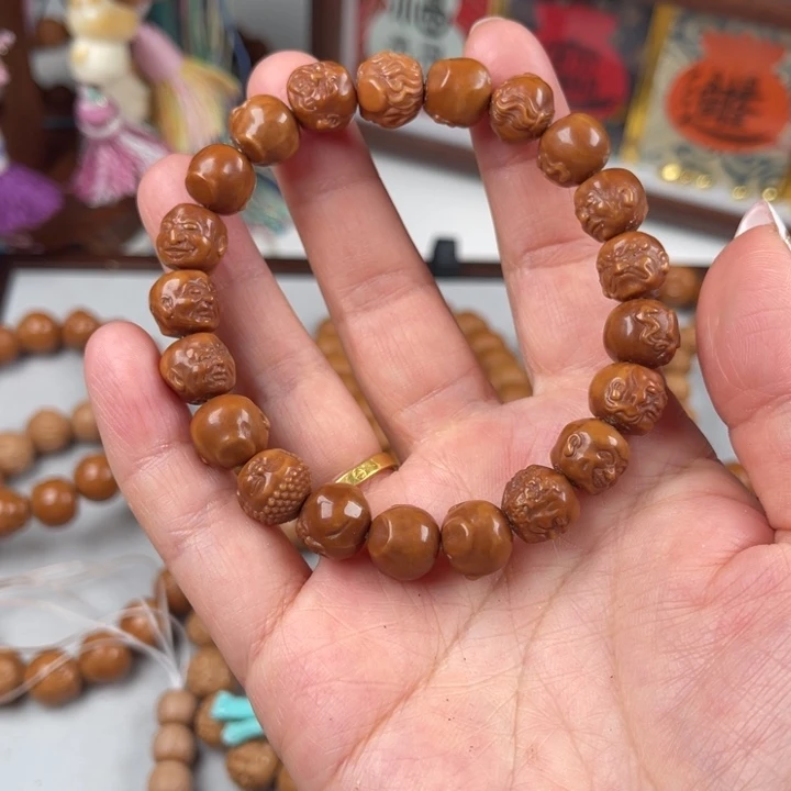 吊坠猴头核桃瑕疵雕刻