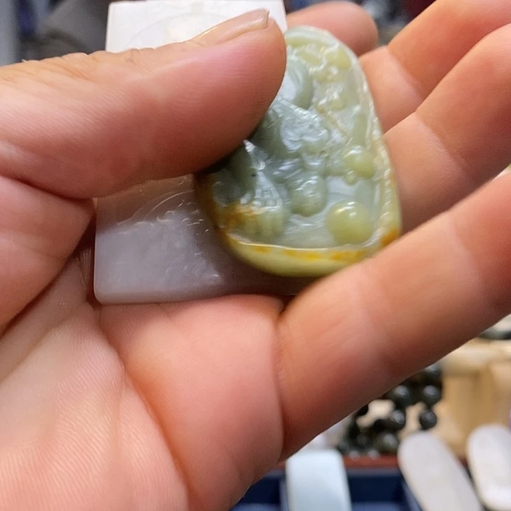 恭***5和田玉未镶嵌颈饰