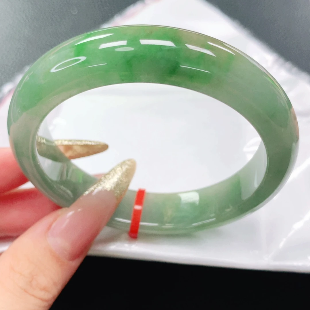 翡翠手镯未镶嵌55圈