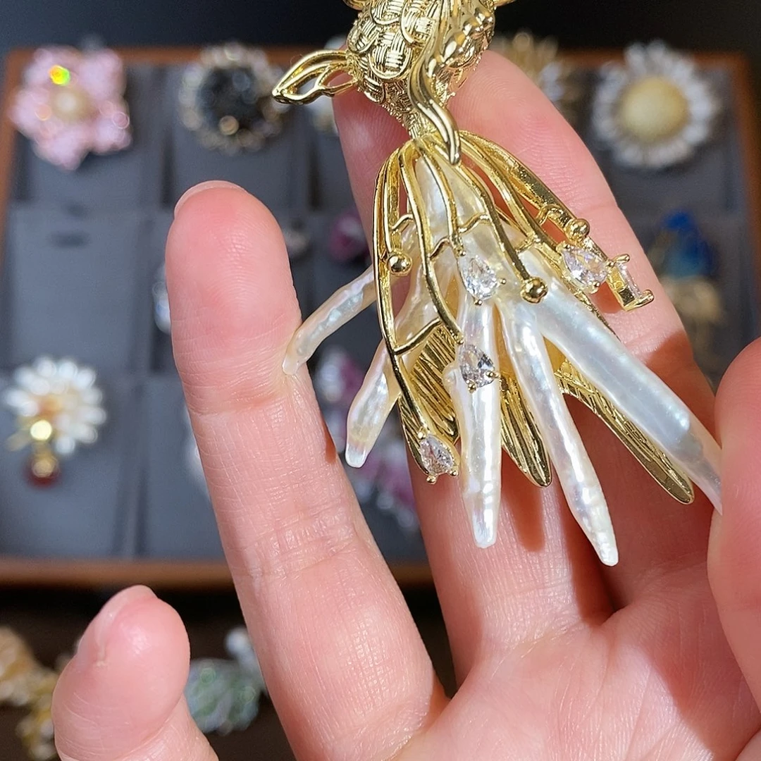 锆石铜合金胸针的