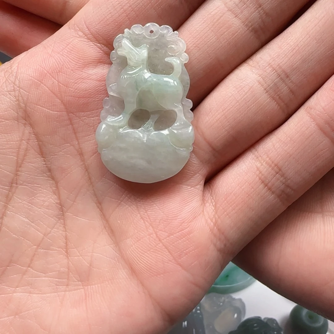 翡翠未镶嵌颈饰快乐小狗