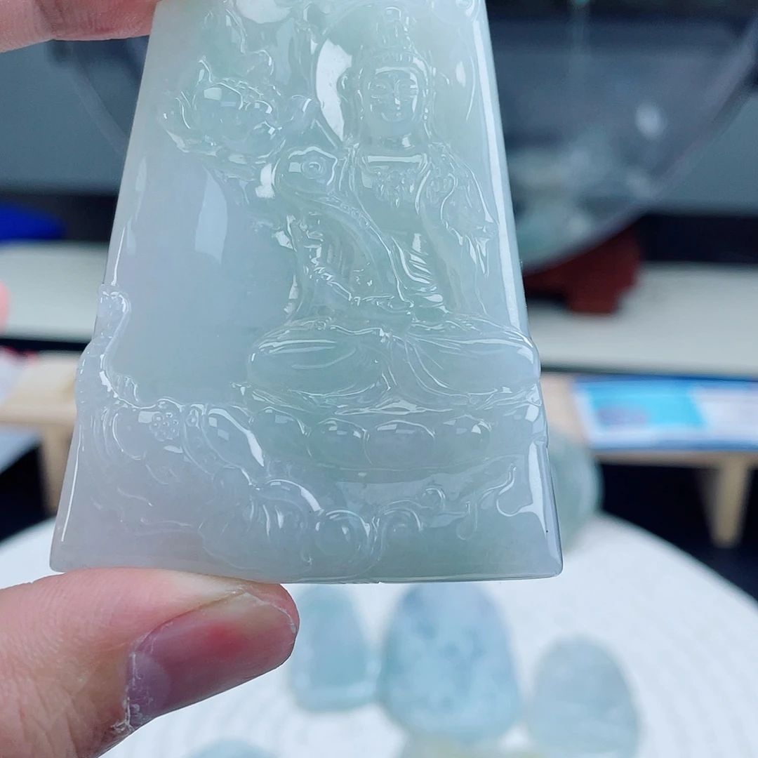 翡翠未镶嵌颈饰普贤菩萨