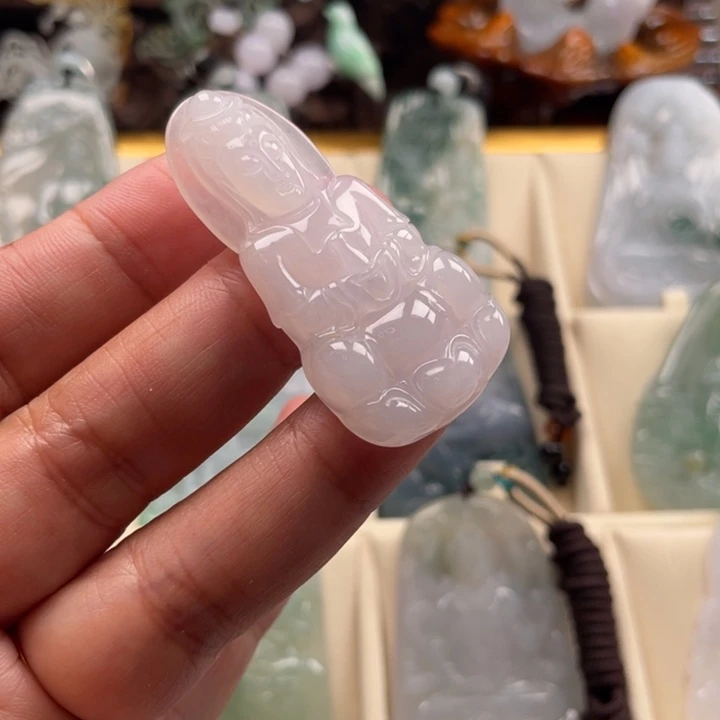 翡翠未镶嵌颈饰观音